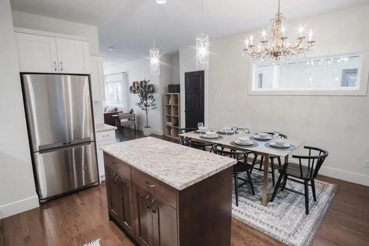 Downtown Kingbed 4Br Fireplace Bikelane Edmonton Holiday home
