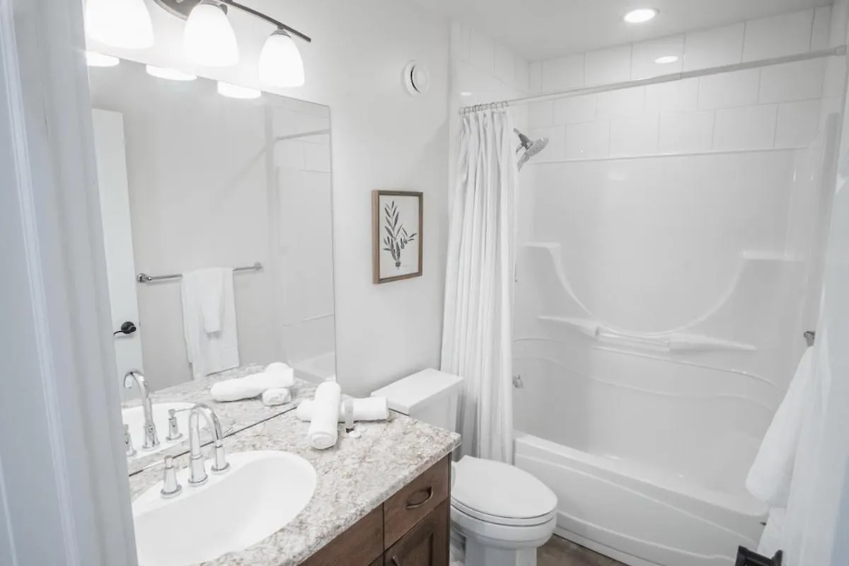 Downtown Kingbed 4Br Fireplace Bikelane Edmonton Holiday home