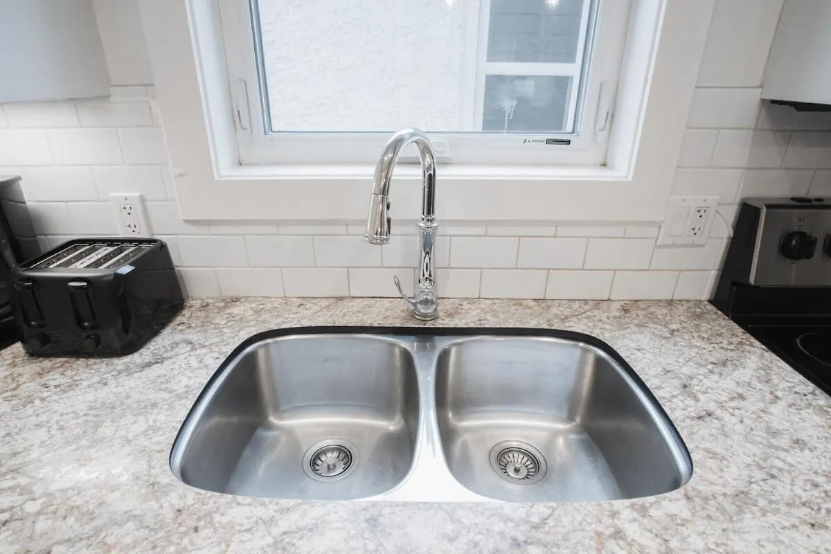 Downtown Kingbed 4Br Fireplace Bikelane Edmonton Holiday home